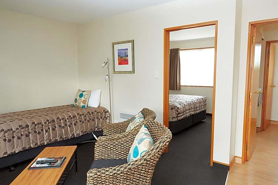 Admiral Court Motel & Apartments