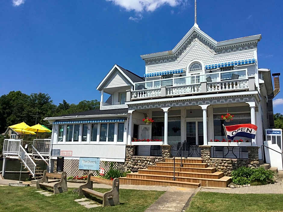 Boathouse Country Inn