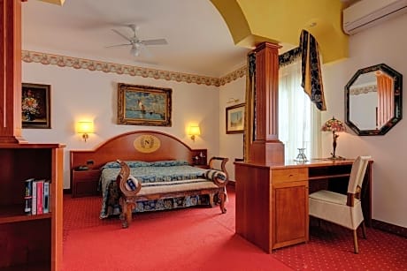 Suite (3 Adults) with Partial Sea View and Balcony