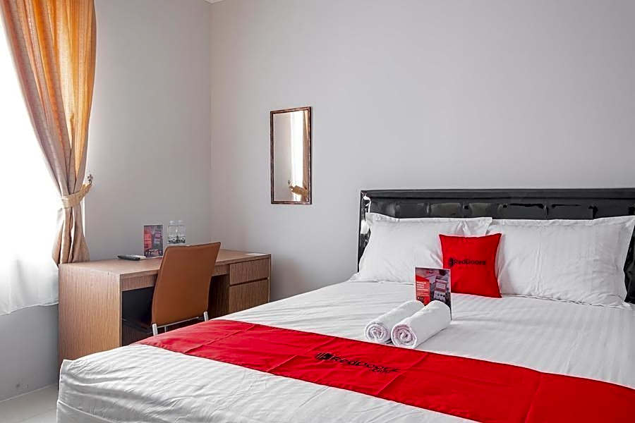 RedDoorz near Siloam Karawaci 3