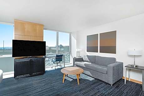 King Room with Kitchen and Roll-in Shower - Mobility Access