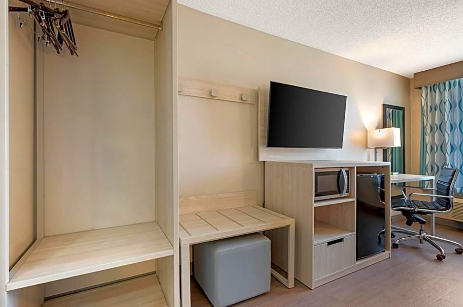 Best Western Plus Lafayette Hotel University Area