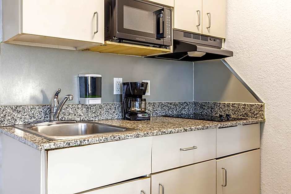 Studio 6 Toronto - Mississauga