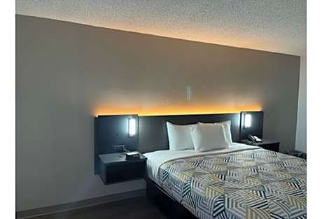 1 King Bed | Non-Smoking, Micfridge