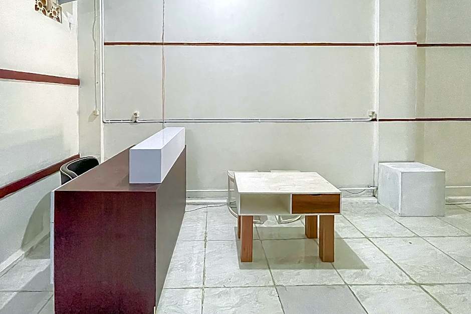 RedDoorz near Karawang Central Plaza