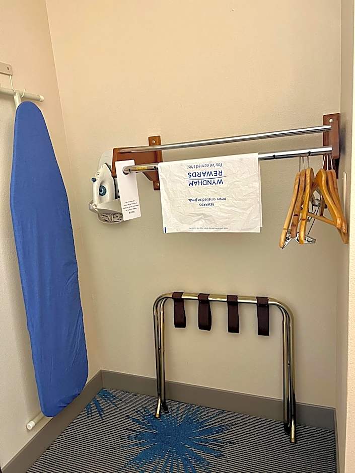 Reston Inn & Suites