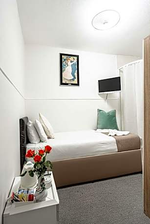 Single Room with Shared Toilet