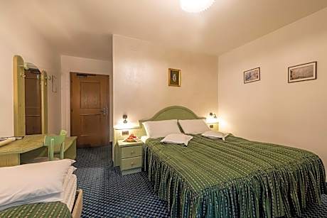 Family Room (2 Adults + 2 Children)