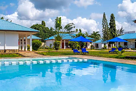 Germano Cottages Garden and Pool