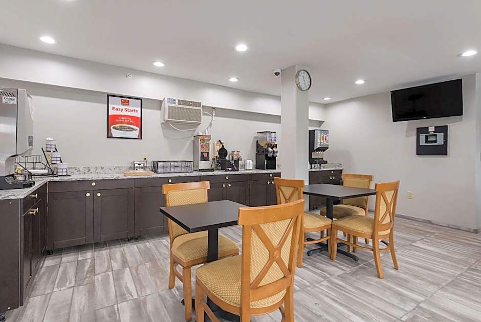 Econo Lodge Inn & Suites Mason City - Clear Lake