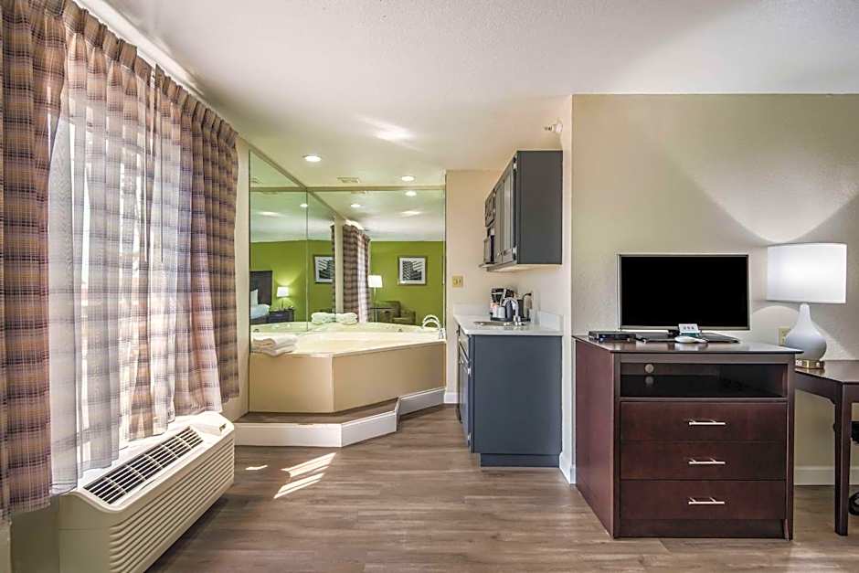 Quality Inn & Suites Quincy - Downtown