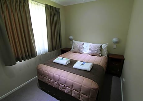 Three-Bedroom Cabin - The Lodge