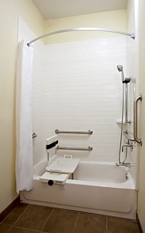 1 Queen Studio Suite Comm Accessible Tub