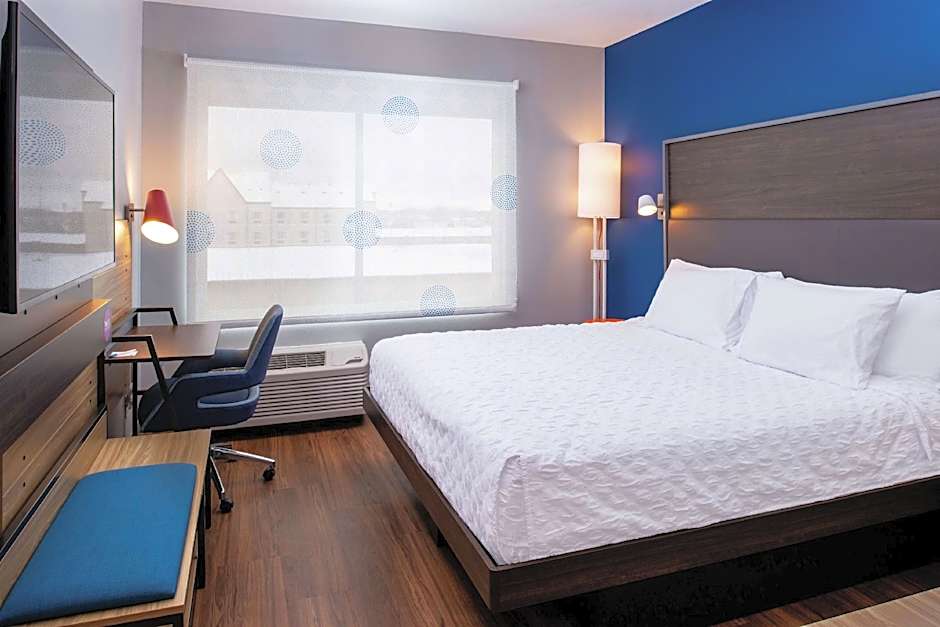 Photo 1 of 5 of 1 King Bed, Hearing/Mobility Accessible, Roll in Shower