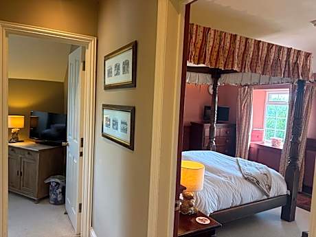 Traditional Four-Poster Suite