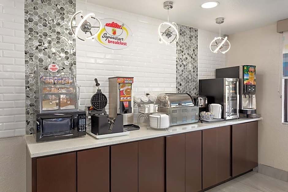 Super 8 by Wyndham Prattville Montgomery