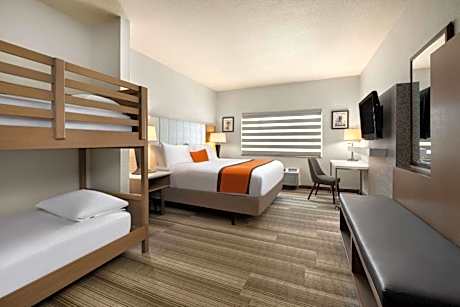 1 King Bed, 1 Bunk Bed, Family Room, Non-Smoking
