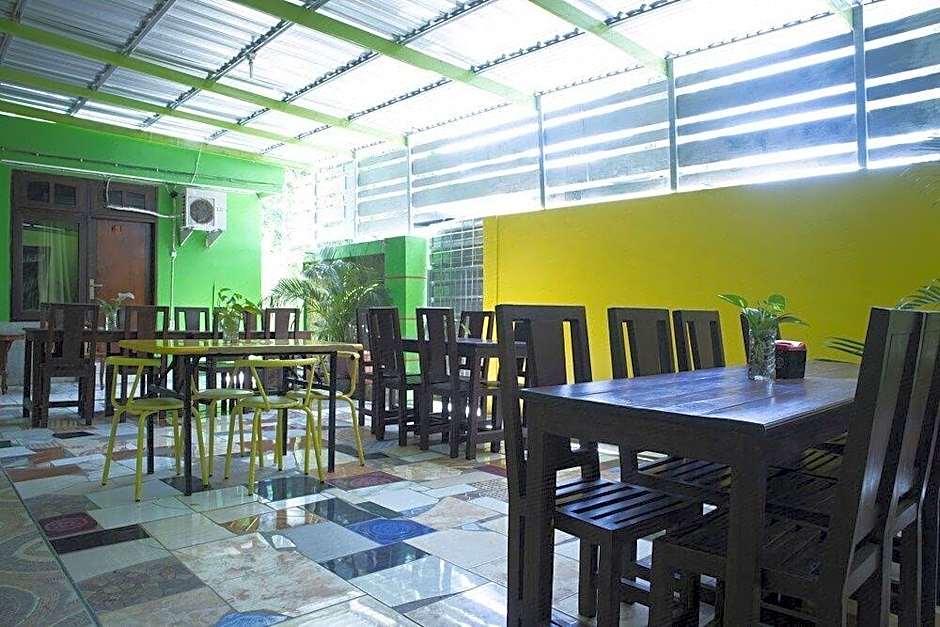 Super OYO 1682 Greenia Hotel