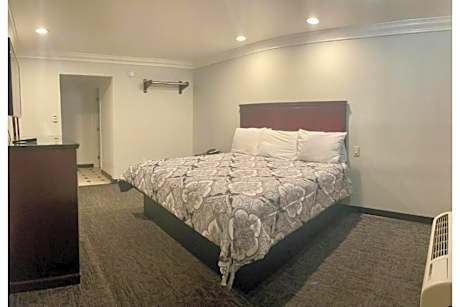 Queen Bed Accessible Non-Smoking