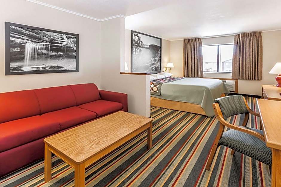 Super 8 by Wyndham Ottawa Starved Rock