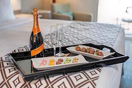 1 Queen Standard Communication Accessible Roll Shower