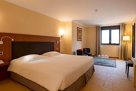 Superior Double Room - Court side