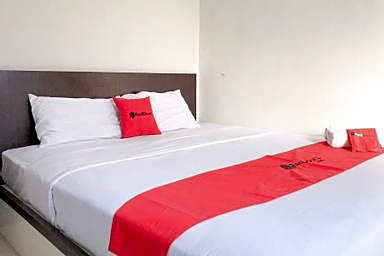 RedDoorz near Pantai Pede