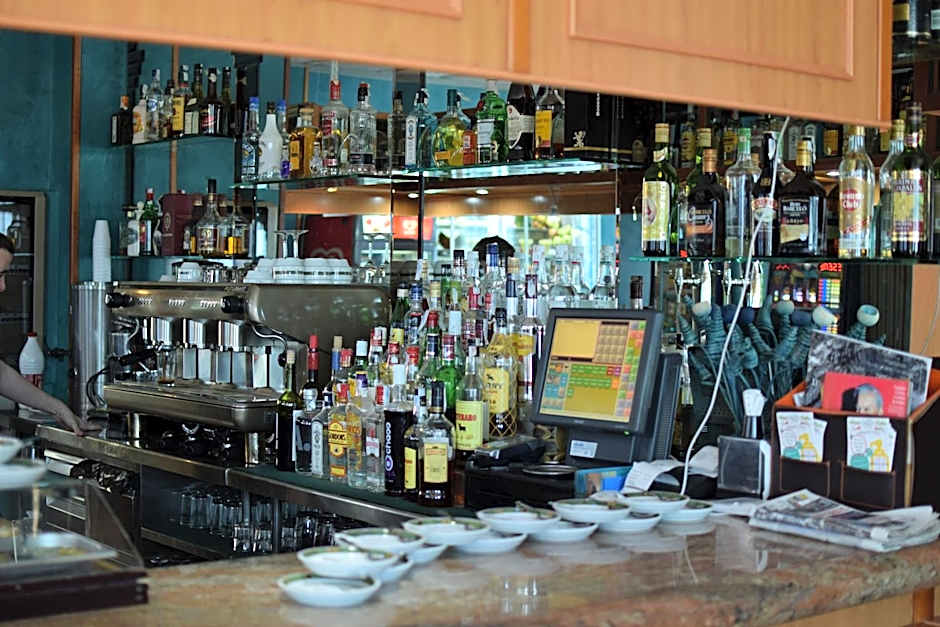 Hotel Los Leones, el más cercano a Warner
