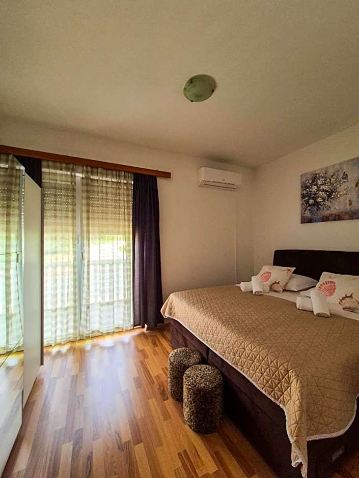 Apartments and pansion M&R