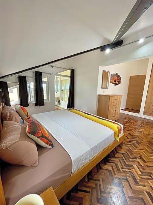 Villa Aglaia mit Pool, Garten und Palmen