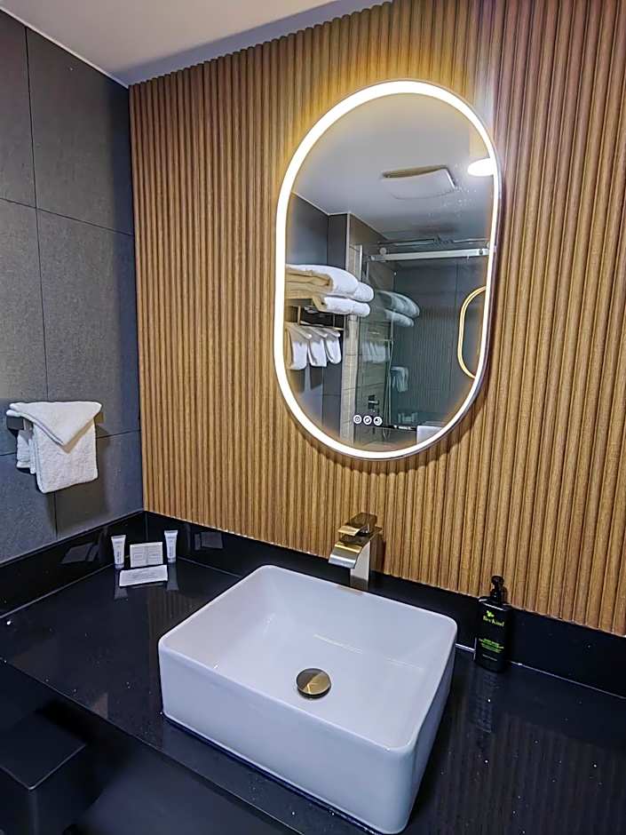 Sea Edge Beachside Hotel