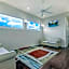 Modern 4BR Penthouse in Downtown by Hosteeva