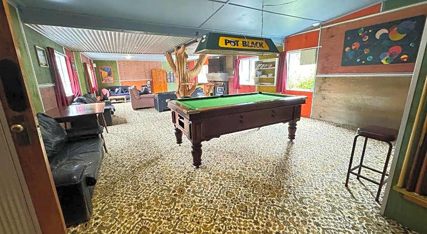 The Crossing Lodge and Backpackers