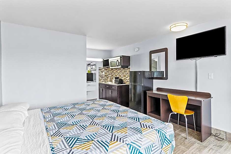 Photo 1 of 17 of Deluxe 1 King Bed