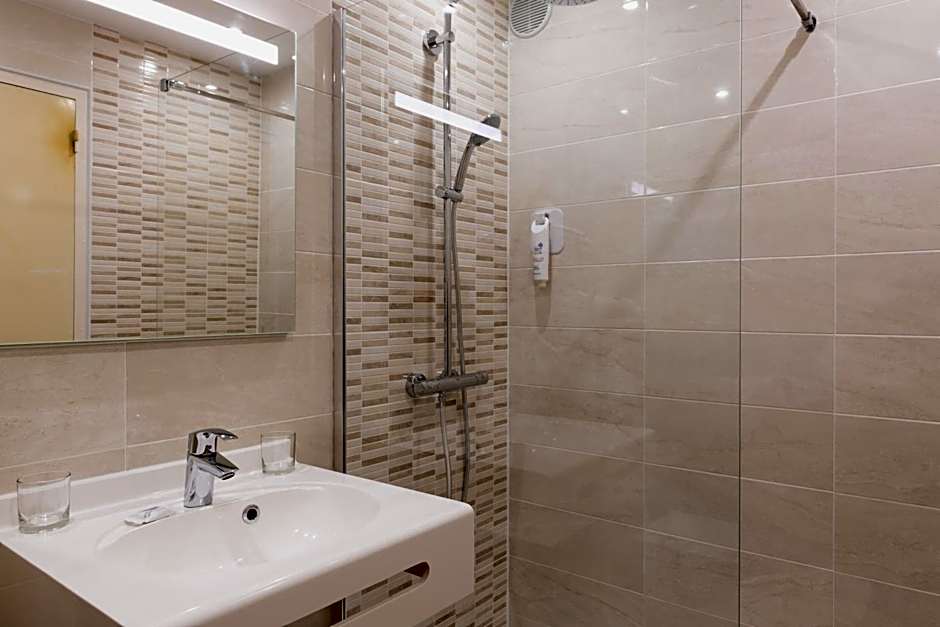 Hotel de l'Orme, Akena