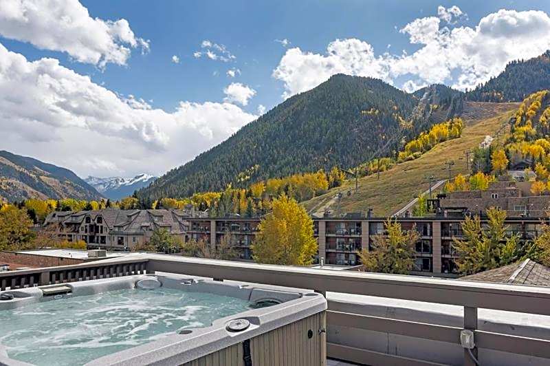 Independence Square 310, Chic, Remodeled Studio w/ Great Location in Aspen, A/C, & Kitchenette