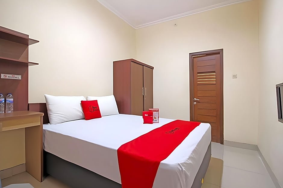 RedDoorz near Hartono Mall 3