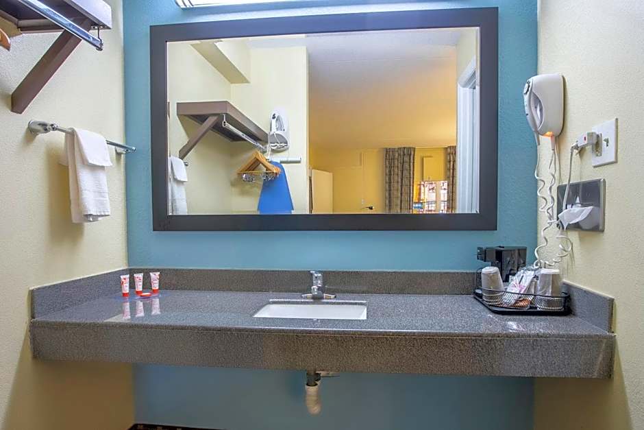 OYO Hotel Knoxville TN Cedar Bluff I-40