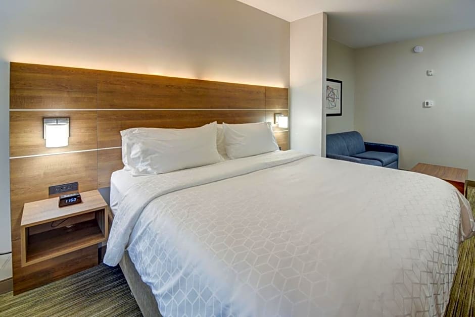Holiday Inn Express & Suites Quincy I-10, an IHG Hotel