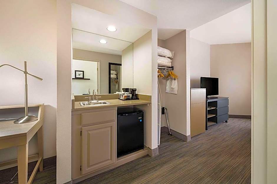 Country Inn & Suites by Radisson, Freeport, IL