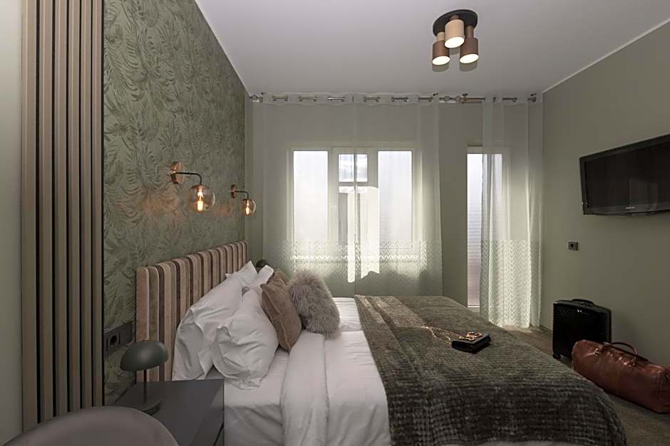 Happy Inn Rooms & Suites