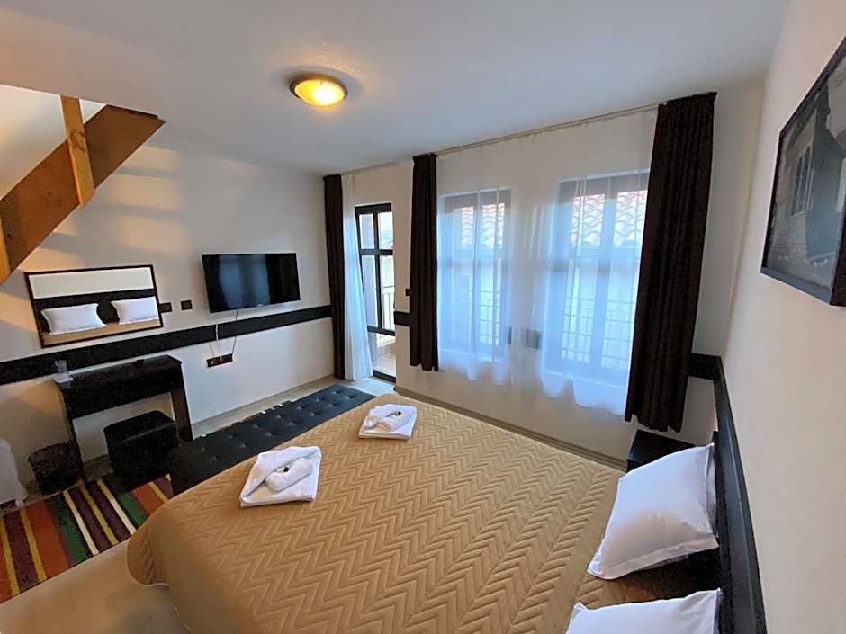 Апартхотел "Старият Град" в етнографски комплекс