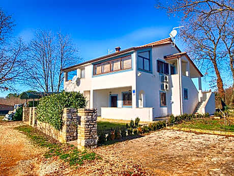 Apartment 879