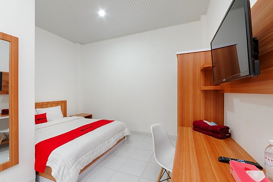 RedDoorz Plus Syariah near Mall Boemi Kedaton Lampung