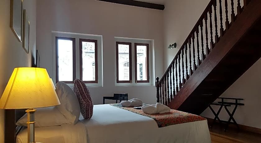 Heeren Straits Hotel