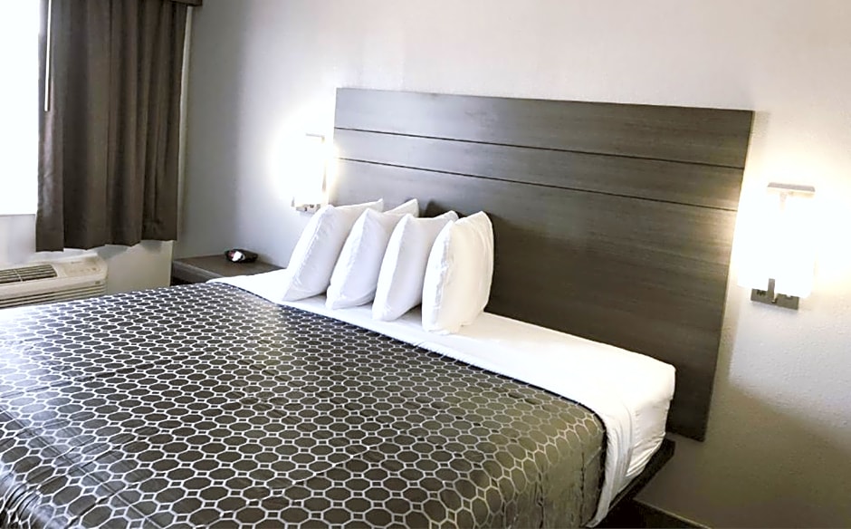 Sky Palace Inn By Jasper Near AT & T Center