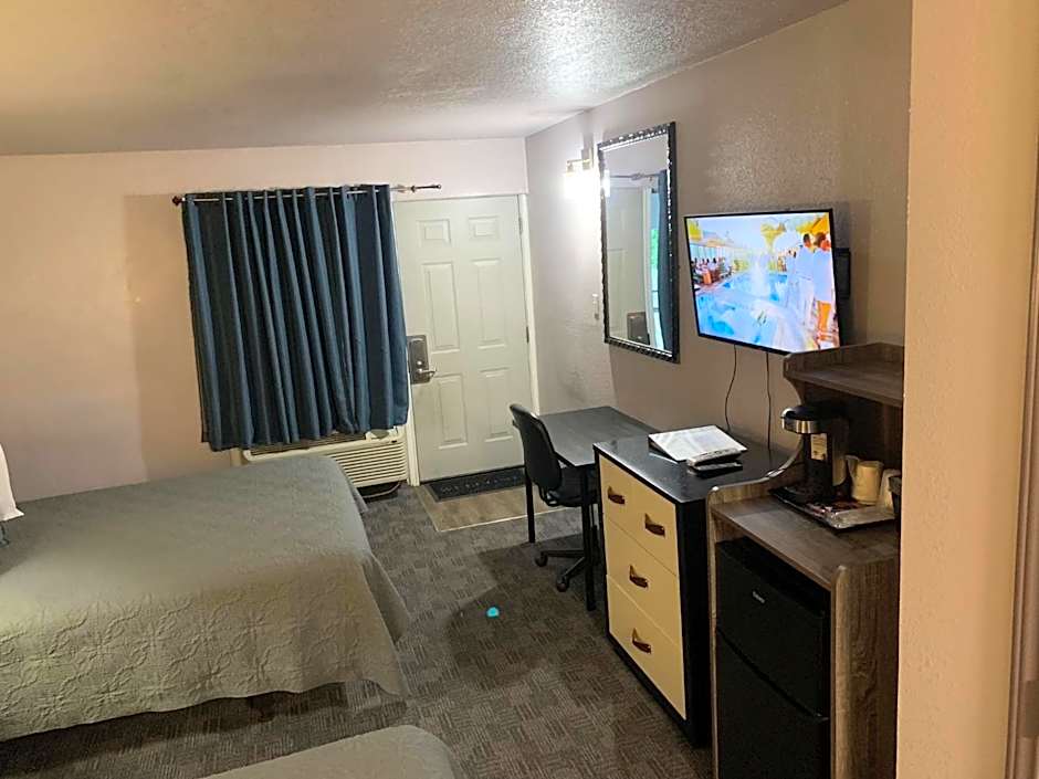 R Nite Star Inn and Suites -Home of the Cowboys & Rangers