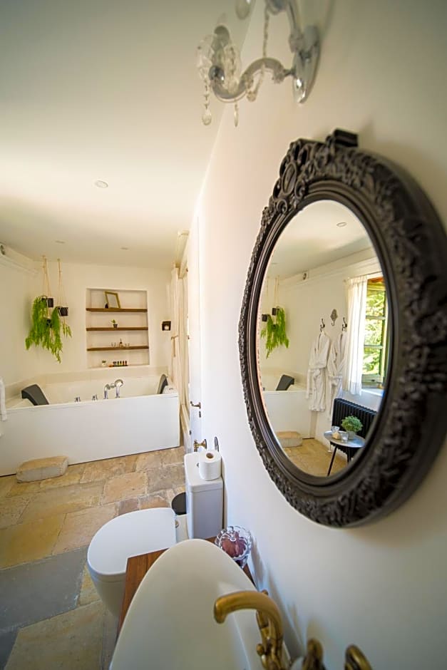 Oinou Strata - Adults Only