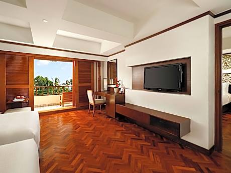 Family Room with 1 king-size bed and 2 single beds