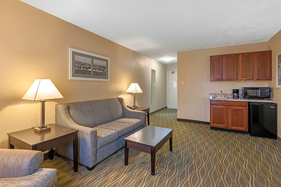 Quality Inn & Suites Des Moines - Merle Hay Road